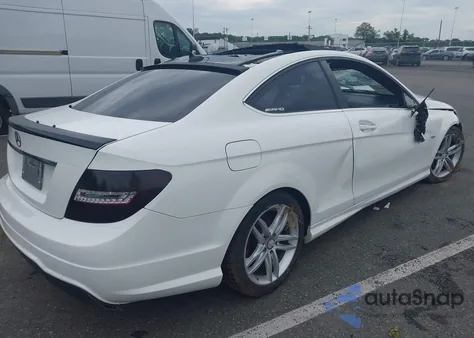 2014 Mercedes-Benz C 250 z USA, uszkodzony, nr VIN WDDGJ4HB1EG163012